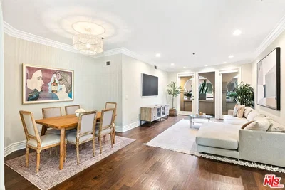 Salon; parquet, lumière naturelle, style moderne
