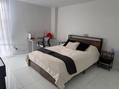 Chambre; carrelage, lumière naturelle