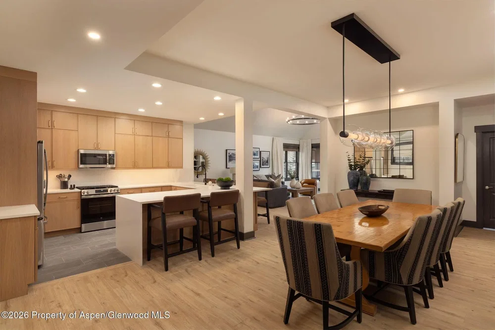 Cuisine; électroménager, parquet, lumière naturelle, style moderne