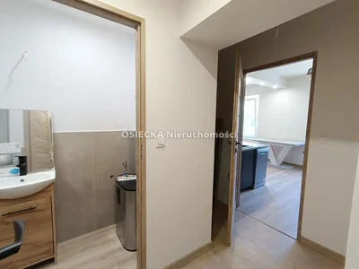 Toilettes; parquet, lumière naturelle