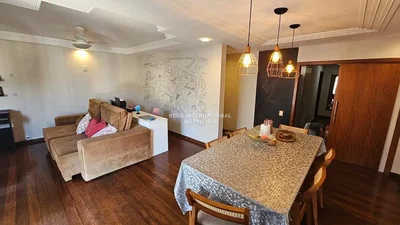 Salón; suelo de madera, luz natural
