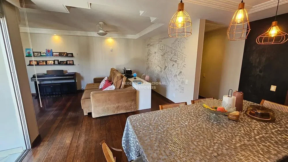 Salón; luz natural, suelo de madera, estilo moderno
