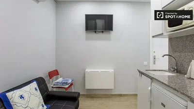 Cucina; pavimento in piastrelle, elettrodomestici