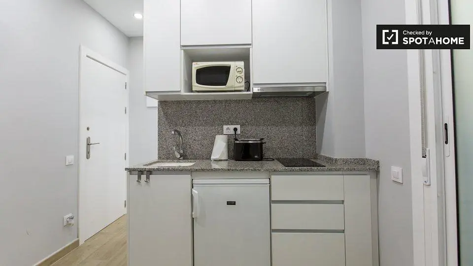 Cucina; elettrodomestici, pavimento in piastrelle