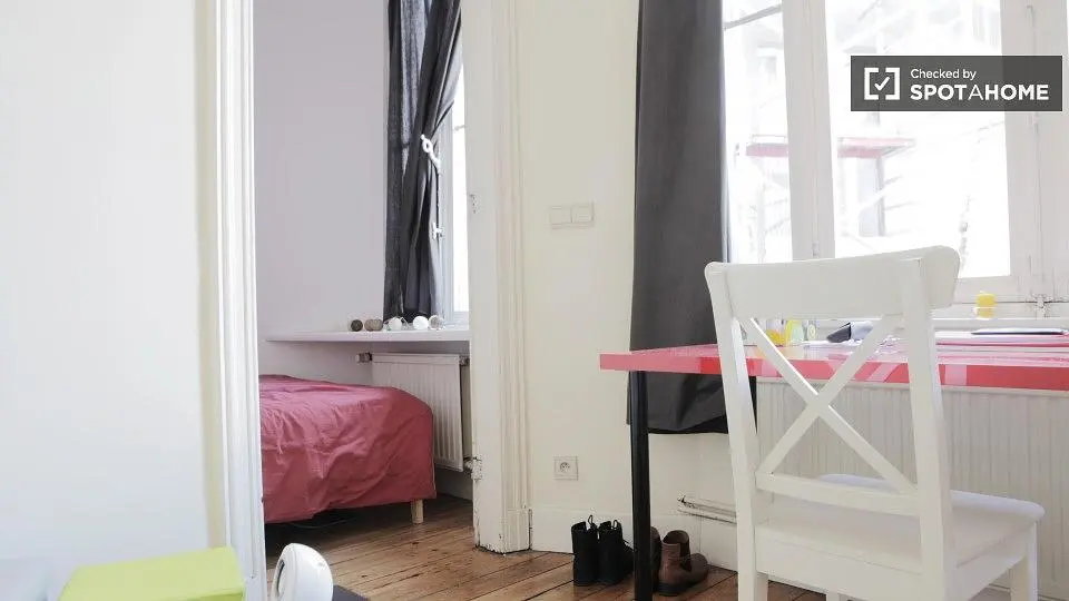 Camera da letto; luce naturale, pavimento in legno