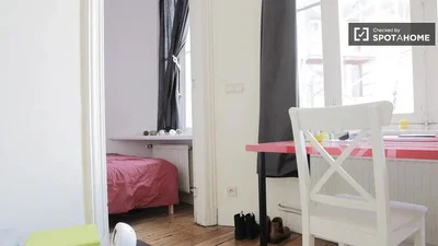 Camera da letto; luce naturale, pavimento in legno