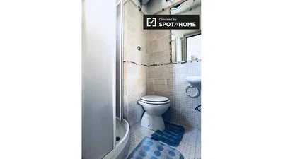 Toilette; fliesenboden, renovierungsbedürftig
