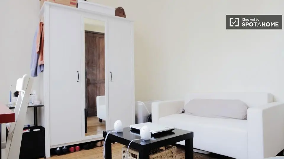 Soggiorno; pavimento in legno, luce naturale, stile moderno