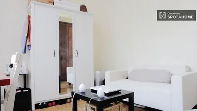 Soggiorno; pavimento in legno, luce naturale, stile moderno