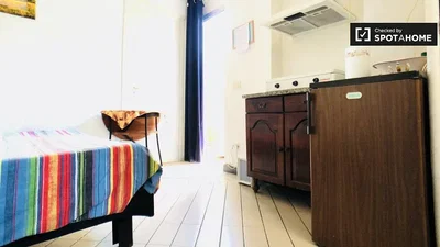 Schlafzimmer; tageslicht, holzboden