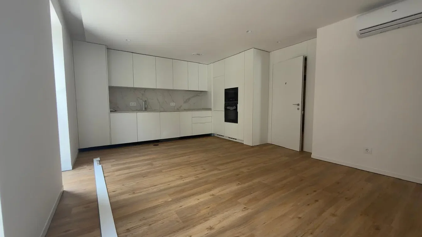 Cuisine; électroménager, parquet, lumière naturelle, rénové