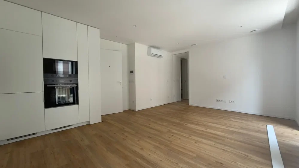 Cuisine; électroménager, parquet, rénové, lumière naturelle