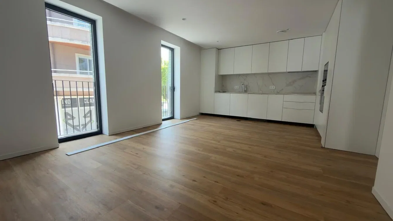 Salon; parquet, lumière naturelle, électroménager