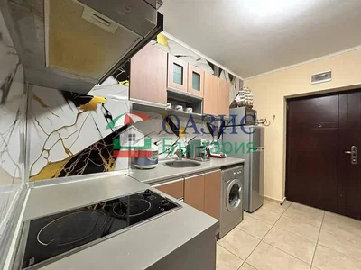 Keuken; keukenapparatuur, tegelvloer