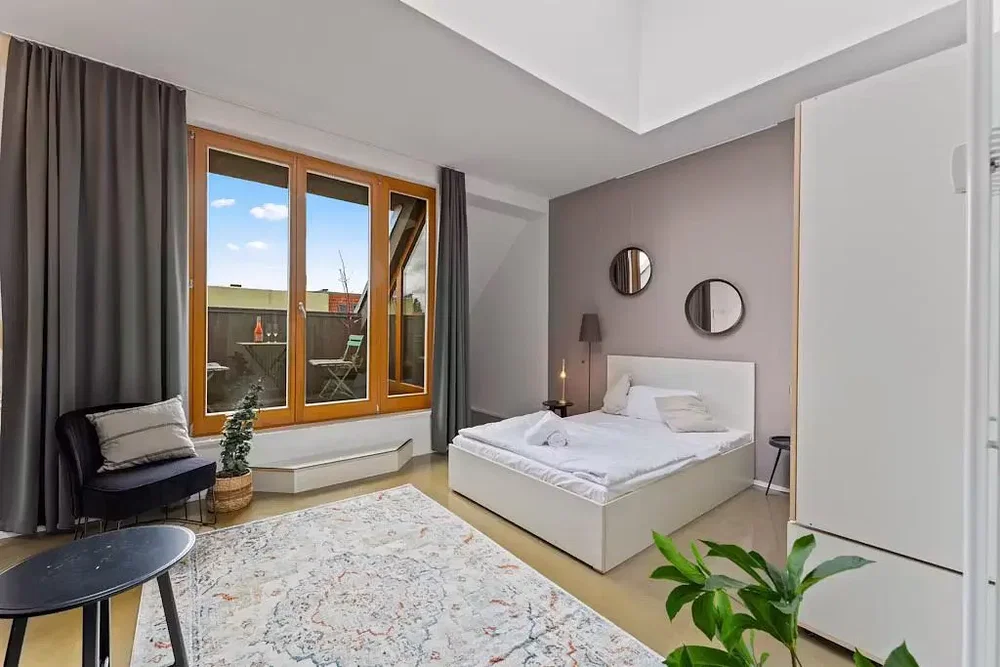 Schlafzimmer; tageslicht, holzboden