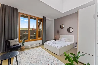 Schlafzimmer; tageslicht, holzboden