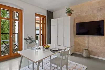 Wohnzimmer; tageslicht, moderner stil, fliesenboden
