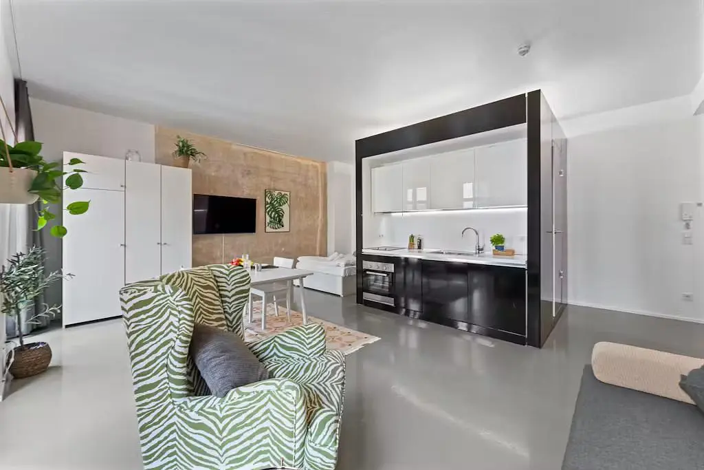 Wohnzimmer; tageslicht, moderner stil, fliesenboden