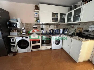 Keuken; keukenapparatuur, tegelvloer