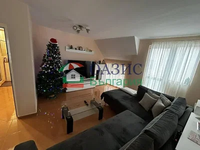 Woonkamer; natuurlijk licht, tegelvloer