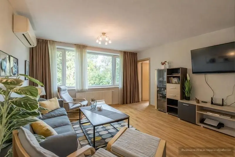 Wohnzimmer; tageslicht, moderner stil, holzboden