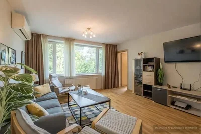 Wohnzimmer; tageslicht, moderner stil, holzboden