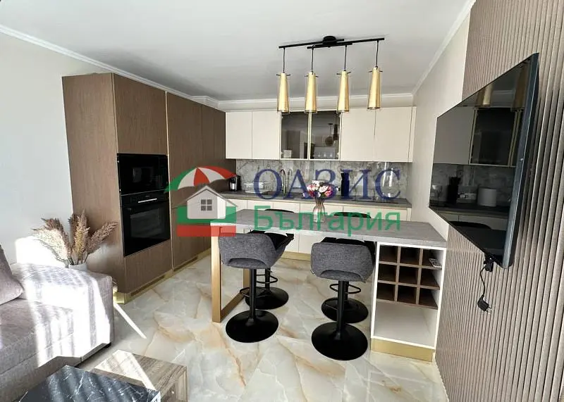 Cucina; elettrodomestici, pavimento in piastrelle, luce naturale, stile moderno