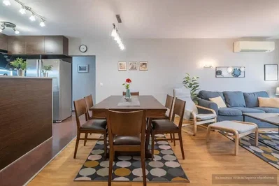 Wohnzimmer; tageslicht, holzboden, moderner stil