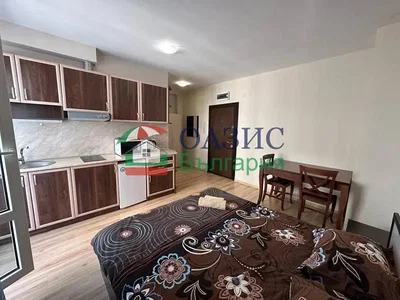 Cucina; elettrodomestici, pavimento in legno, luce naturale