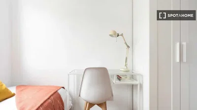 Schlafzimmer; tageslicht, holzboden