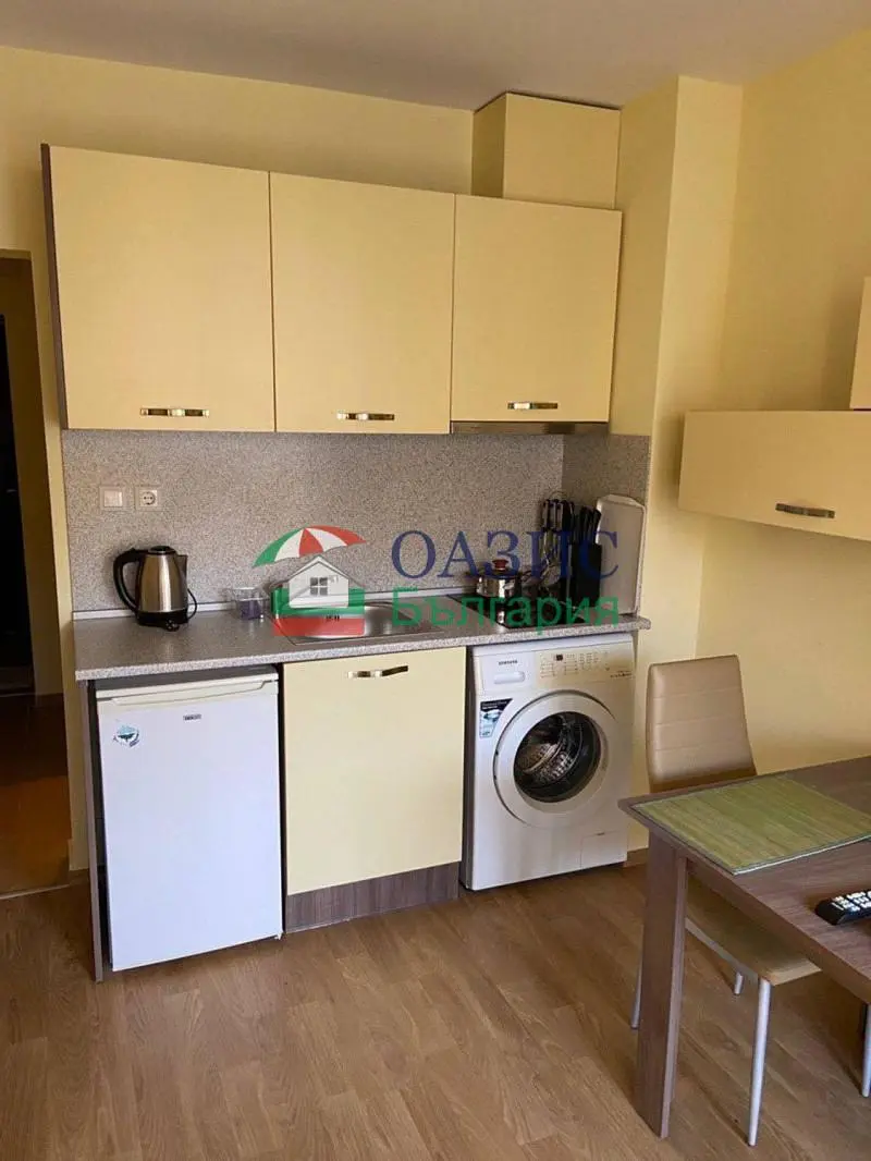 Keuken; keukenapparatuur, tegelvloer