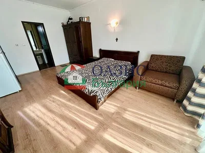 Slaapkamer; houten vloer, natuurlijk licht