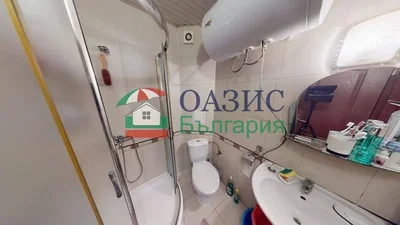 Тоалетна; плочки, естествена светлина