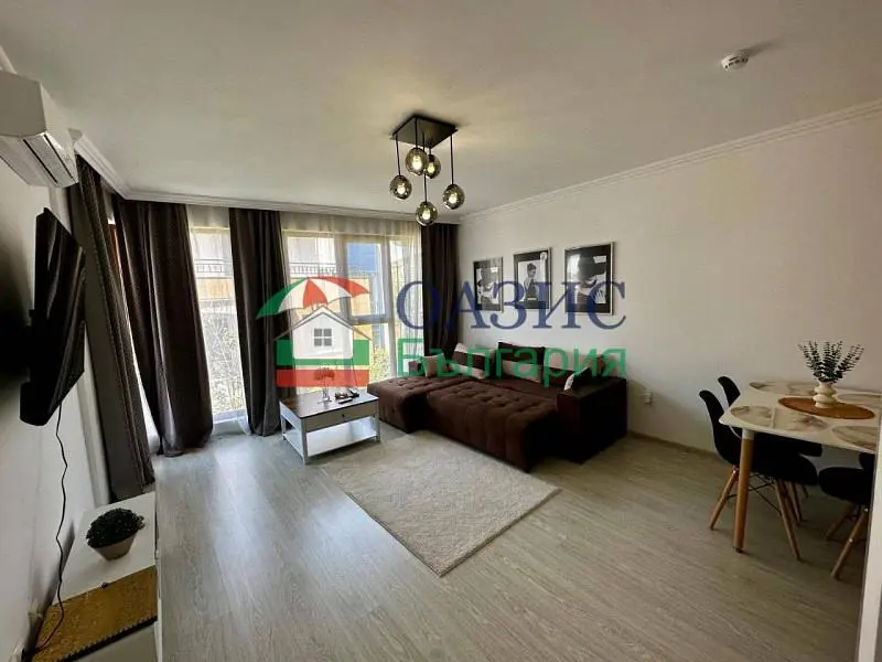 Living room; wood floor, natural light, modern style