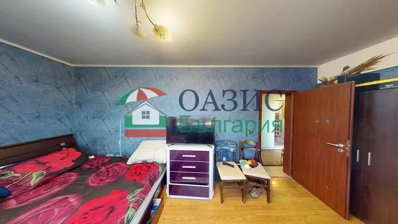 Bedroom; wood floor, natural light