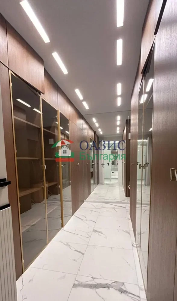 Γκαρνταρόμπα; πλακάκια, ξύλινο πάτωμα, ανακαινισμένο, φυσικό φως