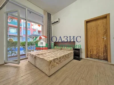 Ložnice; dřevěná podlaha, přirozené světlo