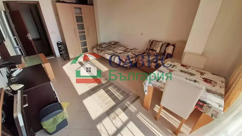 Slaapkamer; houten vloer, natuurlijk licht, renovatie nodig
