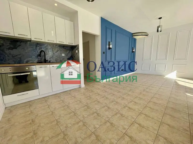 Cucina; pavimento in piastrelle, elettrodomestici