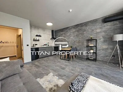 Living room; natural light, modern style, wood floor