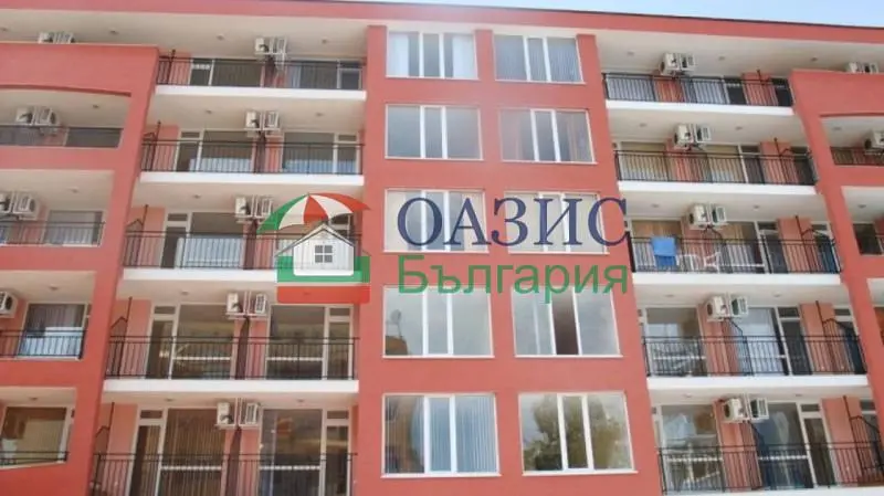 Къща и околности