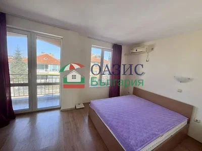 Camera da letto; pavimento in legno, luce naturale