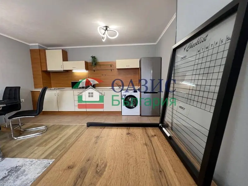 Keuken; keukenapparatuur, houten vloer, natuurlijk licht