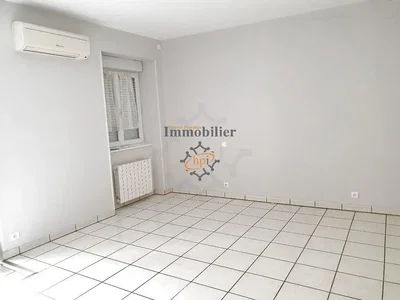 Schlafzimmer; fliesenboden, tageslicht