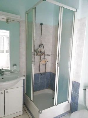 Badezimmer; fliesenboden, renovierungsbedürftig, tageslicht