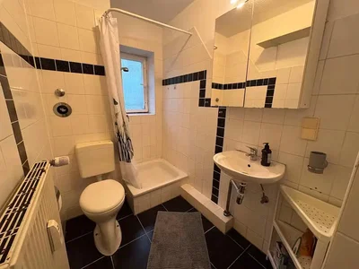 Badezimmer; fliesenboden, tageslicht