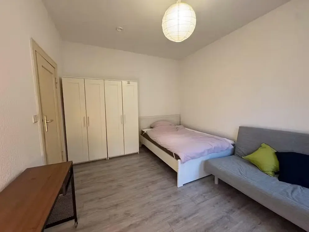 Schlafzimmer; holzboden, tageslicht