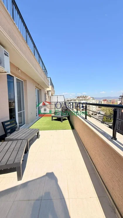 Balkon; widok, podłoga z płytek, światło dzienne