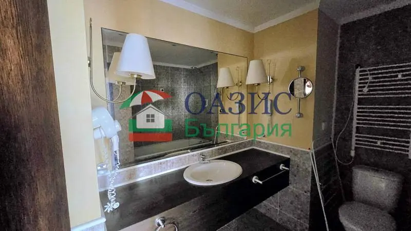 Toilet; tegelvloer, renovatie nodig