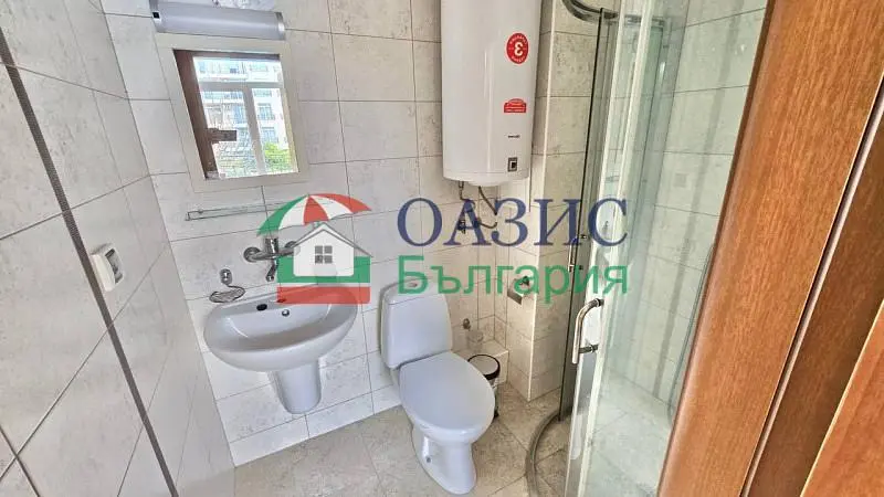 Toilet; tegelvloer, boiler, natuurlijk licht